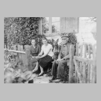 099-0021 Auf der Bank neben dem Wohnhaus. Grossvater Gustav Koske mit seiner Tochter und einer Angestellten von Foerster Grigull .JPG